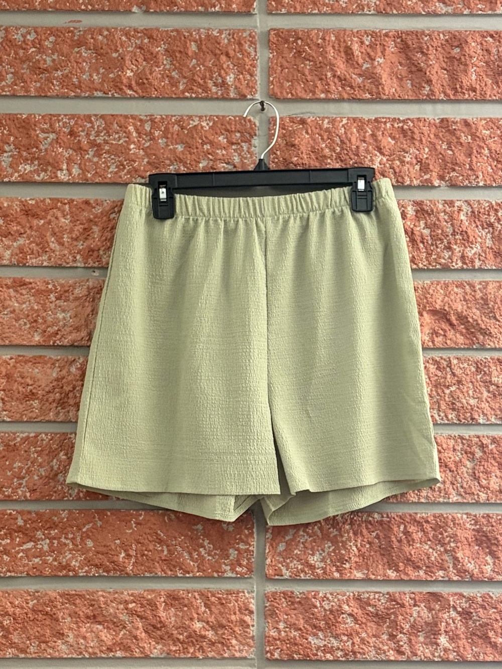 Textured Elastic-Waist Women’s Shorts in Light Olive